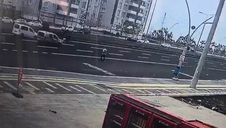 Karşıya geçerken aracın altında kalan şahıs ağır yaralandı