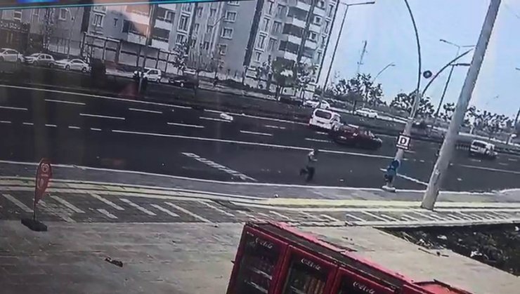 Karşıya geçerken aracın altında kalan şahıs ağır yaralandı