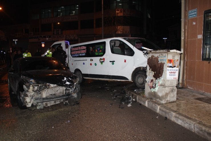 Elazığ’da minibüs ile otomobil çarpıştı: 3 yaralı