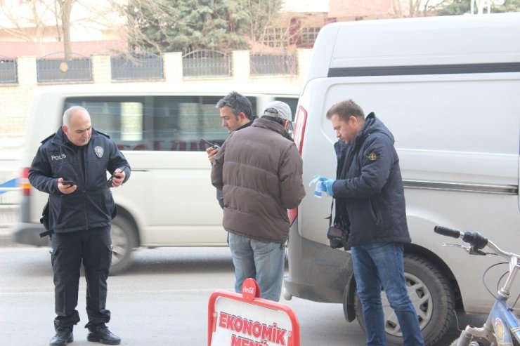 Elazığ’da bir genç araçtan sıkılan kurşunların hedefi oldu