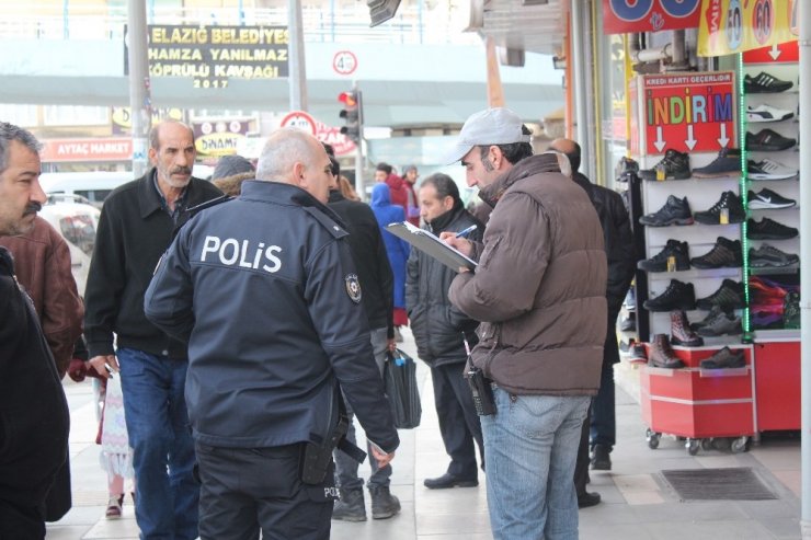 Elazığ’da bir genç araçtan sıkılan kurşunların hedefi oldu