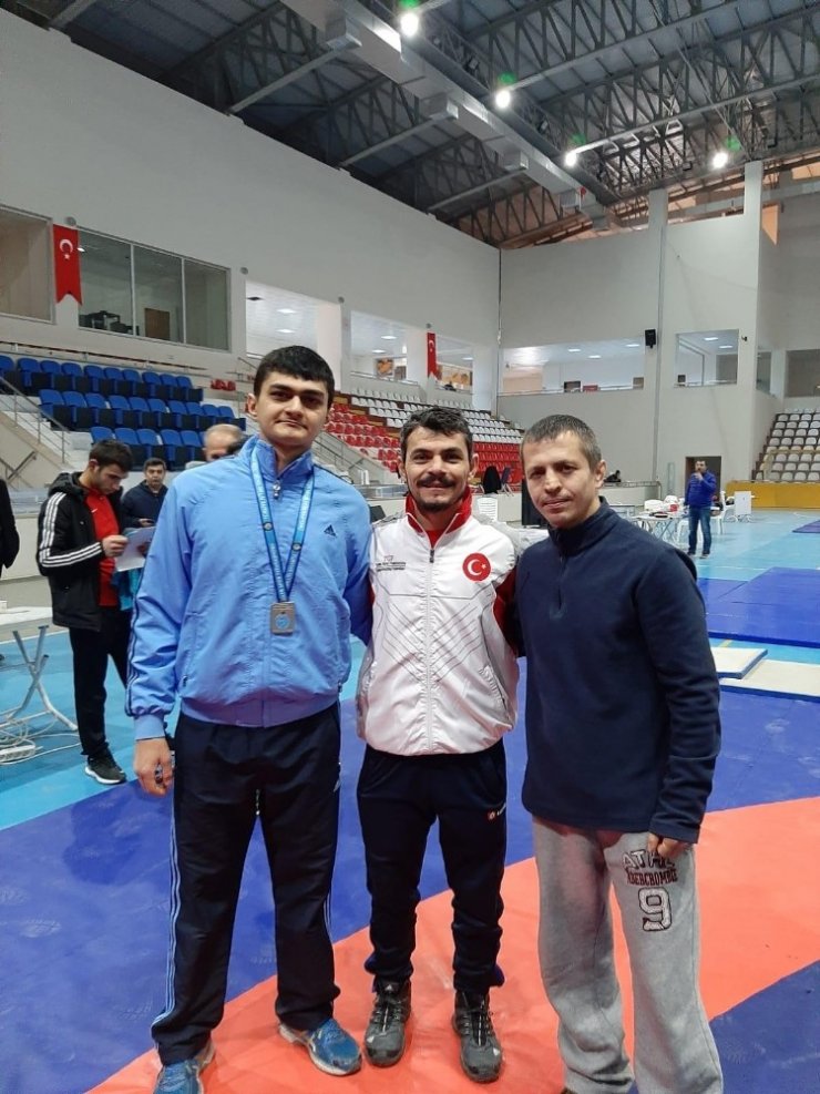 Eskişehirli güreşçiler madalya ile döndü