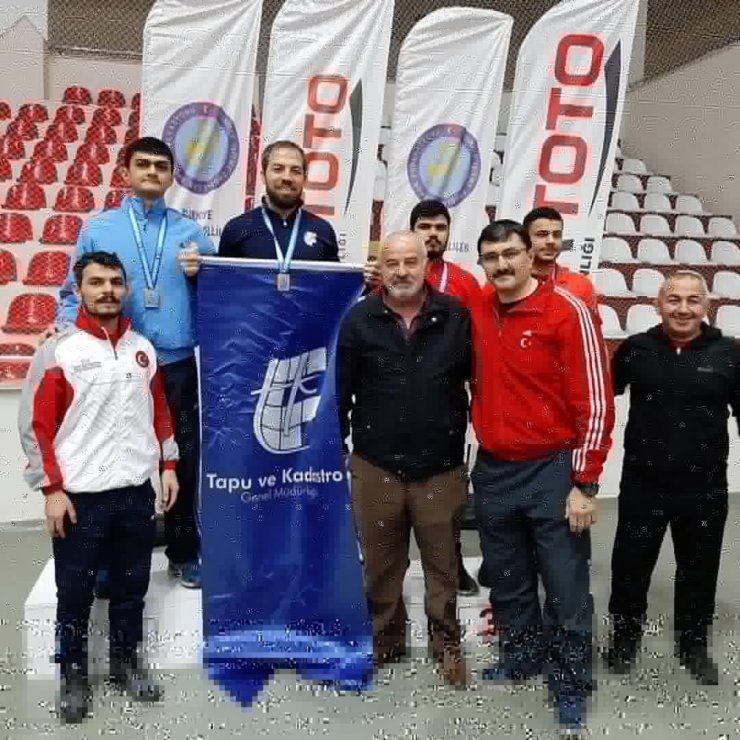 Eskişehirli güreşçiler madalya ile döndü