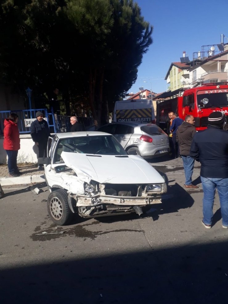 Çarpışan otomobiller park halindeki başka araca çarptı: 3 yaralı