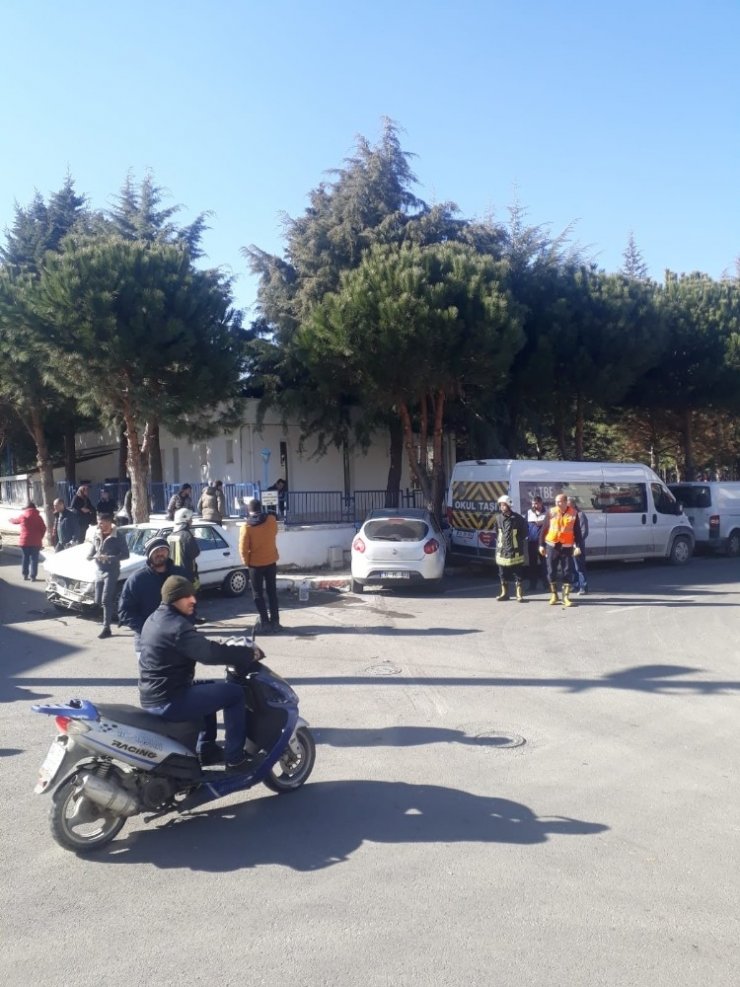 Çarpışan otomobiller park halindeki başka araca çarptı: 3 yaralı