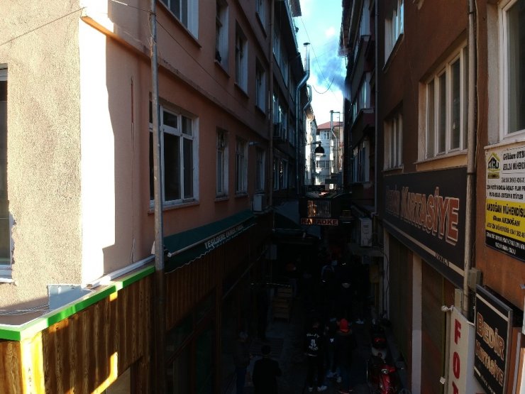 Isparta’daki korkutan yangında itfaiye dar sokağa giremedi, zor anlar yaşandı