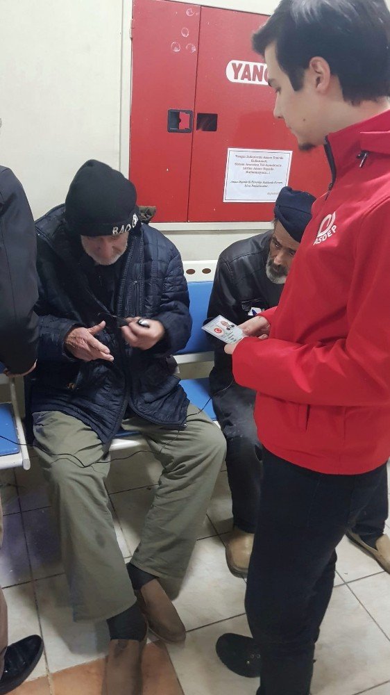 İzmir’de hastane acil servisinde kalan evsizler barınma merkezlerine yerleştirildi