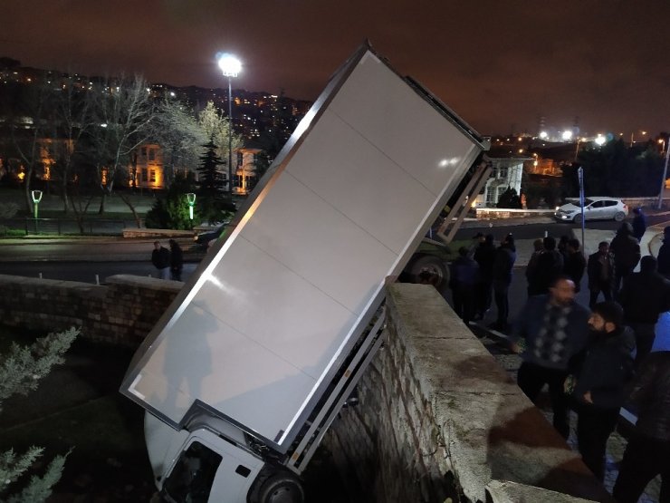 Kağıthane’de kamyonet istinat duvarında askıda kaldı