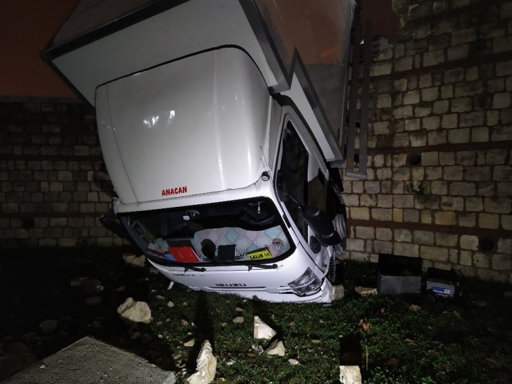 Kağıthane’de kamyonet istinat duvarında askıda kaldı