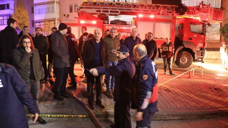 Evde çıkan yangında mahsur kalan şahsı itfaiye ekipleri kurtardı
