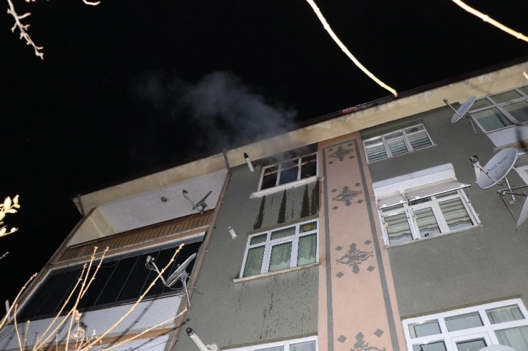 Evde çıkan yangında mahsur kalan şahsı itfaiye ekipleri kurtardı