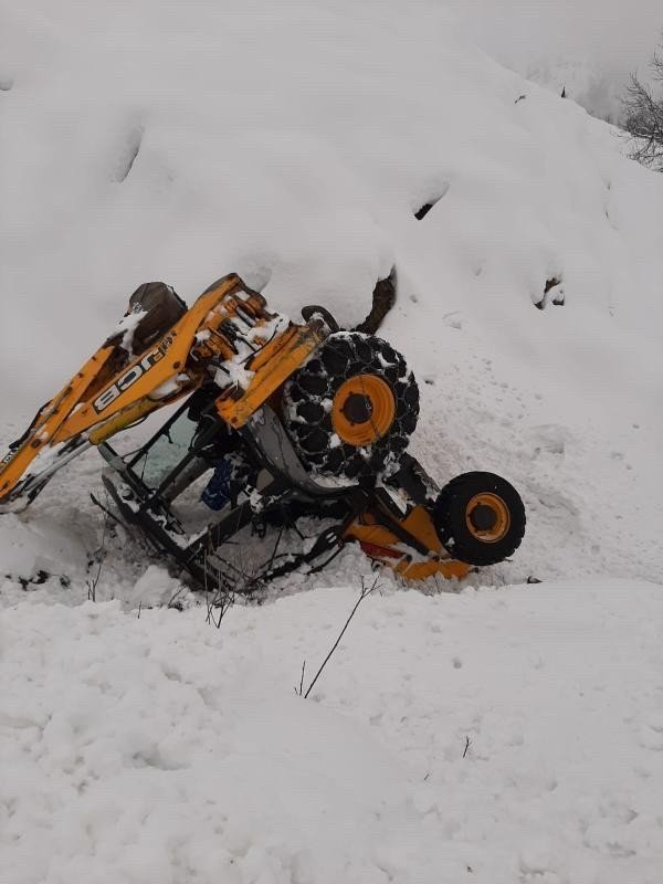 Kardan kapanan yolu açmaya çalışan iş makinesi şarampole devrildi: 1 yaralı
