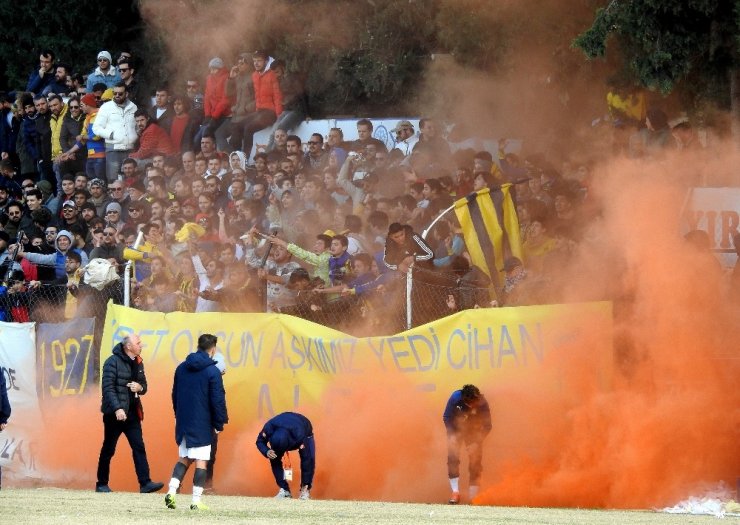 Çeşme Belediyespor-Alaçatıspor derbisi sonrası tribünler karıştı