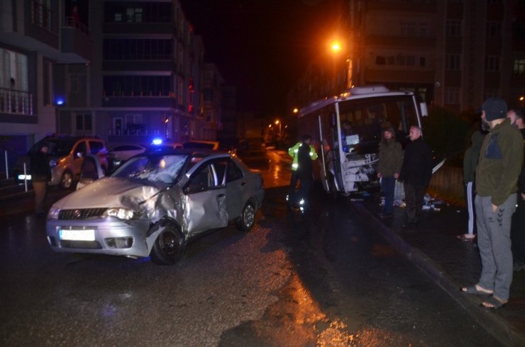 Servis otobüsü ile otomobil çarpıştı: 1 yaralı