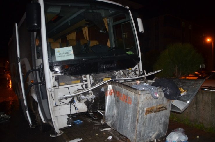 Servis otobüsü ile otomobil çarpıştı: 1 yaralı