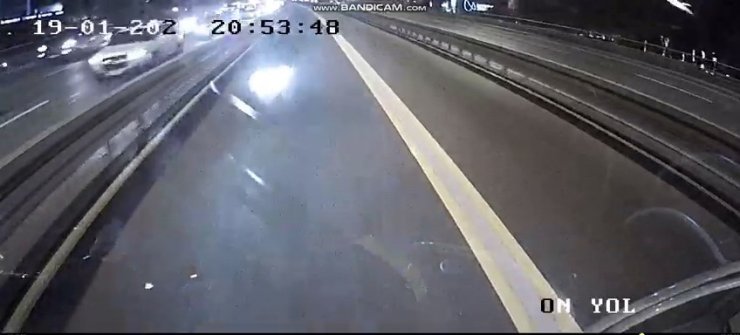 Metrobüsle motosikletin çarpıştığı anlar kamerada