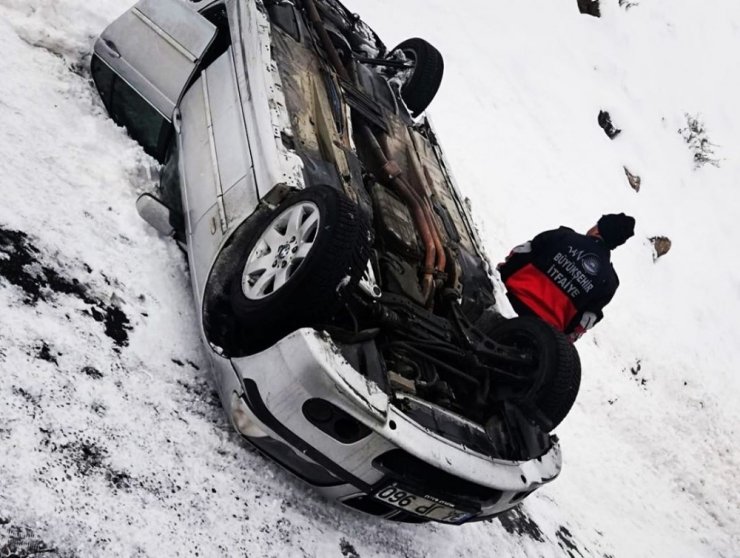 Takla atan otomobilden burnu kanamadan kurtuldu