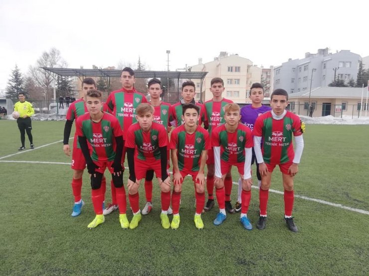 1308 Osmaneli Belediye Spor U16 takımı liderliğe yükseldi