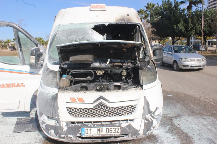 Adana'da seyir halindeyken alev alan yolcu minibüsü kullanılamaz hale geldi