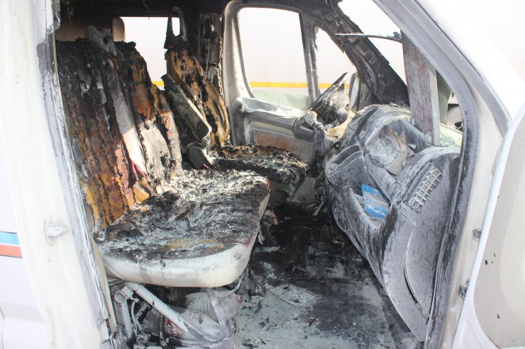 Adana'da seyir halindeyken alev alan yolcu minibüsü kullanılamaz hale geldi