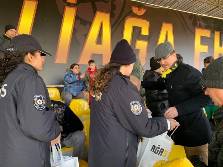 Aliağa’da taraftarlara ücretsiz forma