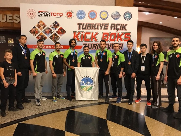 Kick Boks’ta Büyükşehirli sporcular başarılarla yurda geri döndü