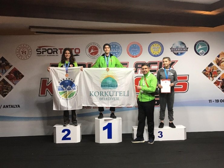 Kick Boks’ta Büyükşehirli sporcular başarılarla yurda geri döndü