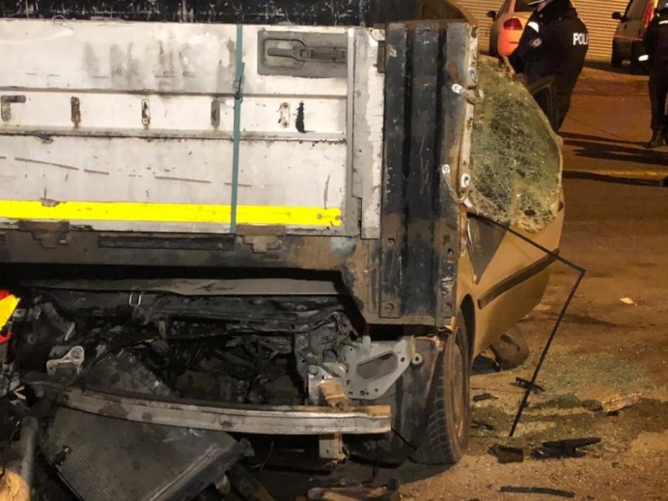 Otomobil tır’ın altına girdi: 1 ağır yaralı
