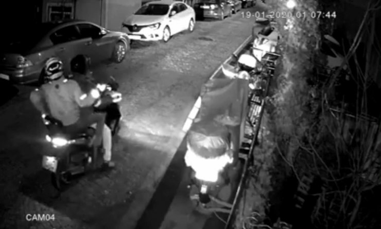 Baltayı taşa vuran motosiklet hırsızları kamerada