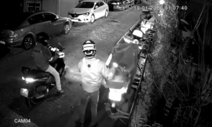 Baltayı taşa vuran motosiklet hırsızları kamerada