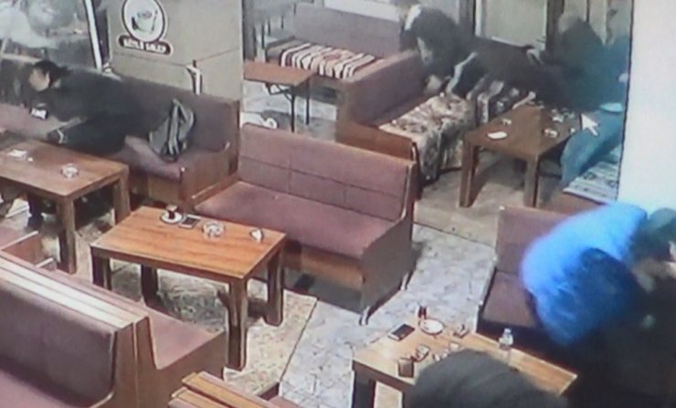Bursa’da 2 kişinin silahla yaralanma anı kamerada