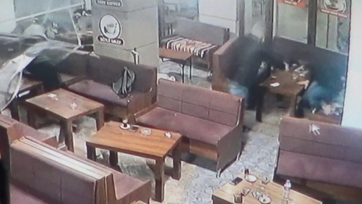 Bursa’da 2 kişinin silahla yaralanma anı kamerada