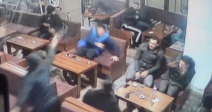 Bursa’da 2 kişinin silahla yaralanma anı kamerada