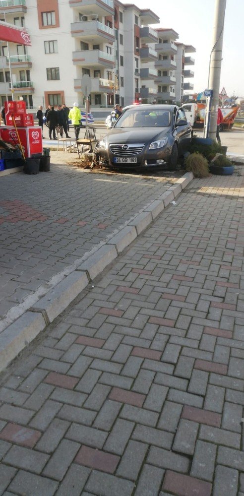 Kontrolden çıkan otomobil dükkana girmek üzereyken son anda durdu