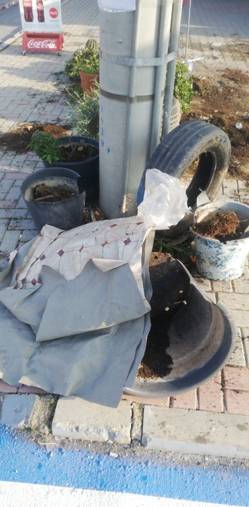 Kontrolden çıkan otomobil dükkana girmek üzereyken son anda durdu