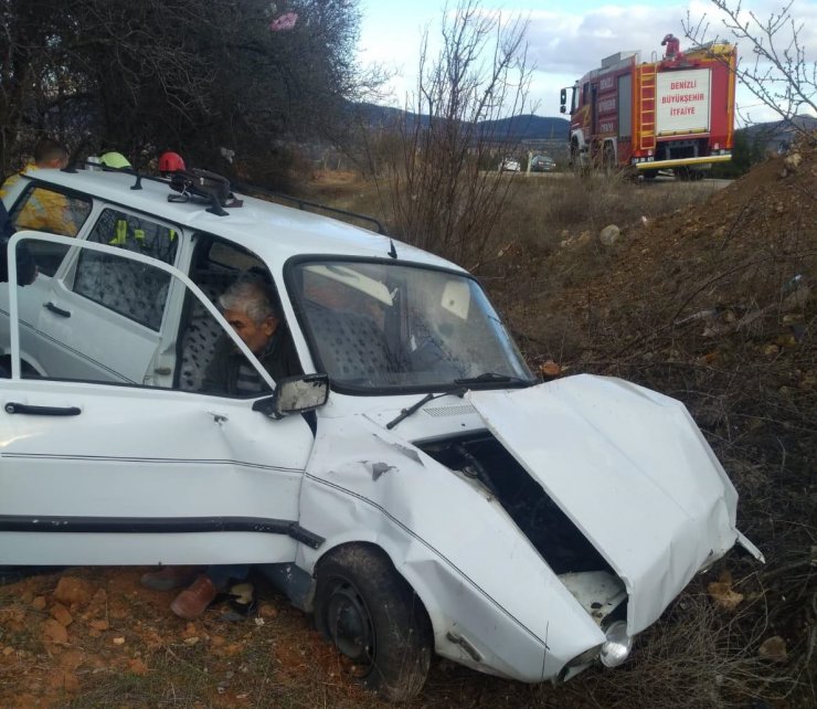 Denizli'de refüje devrilen otomobildeki iki kişiyi itfaiye kurtardı