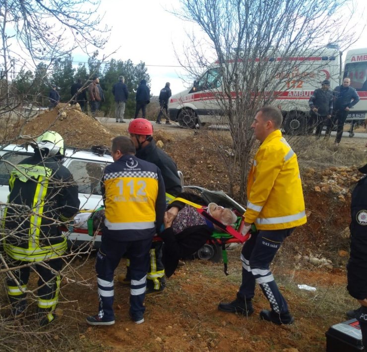 Denizli'de refüje devrilen otomobildeki iki kişiyi itfaiye kurtardı