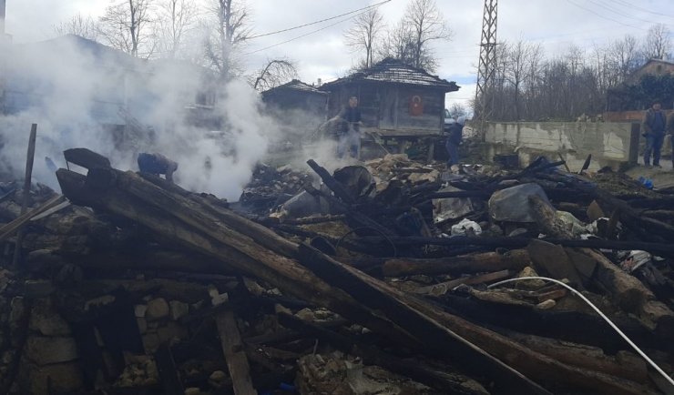 Ordu’da ahşap ev alevlere teslim oldu