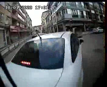 Kontrolsüz dönen otomobile halk otobüsü çarptı