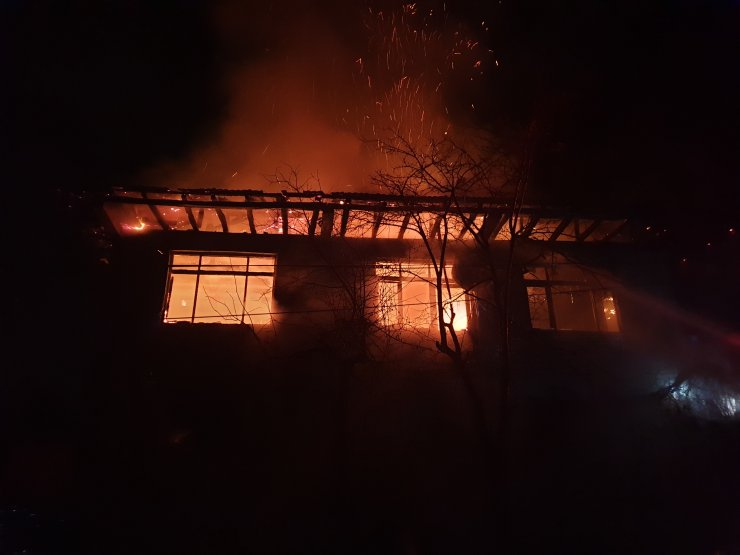 Düzce'de ahşap ev yandı