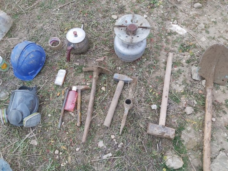 4 metrelik çukur kazmışlar: 1’i eski polis olmak üzere 3 kişi yakalandı