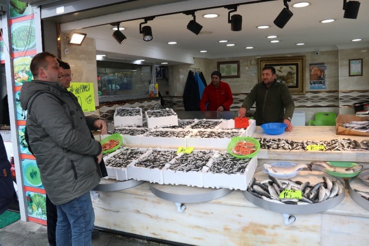 Kilosu 10 liraya düşen hamsi Rize’de yüzleri güldürdü