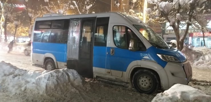 Servis minibüsünün camını kırarak 300 TL çaldılar