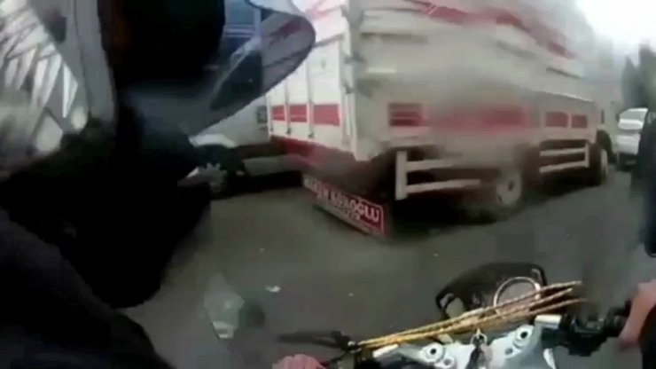 İstanbul’da motosikletlilerin ölümden döndüğü kazalar kamerada