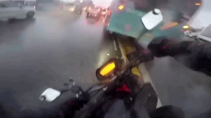 İstanbul’da motosikletlilerin ölümden döndüğü kazalar kamerada