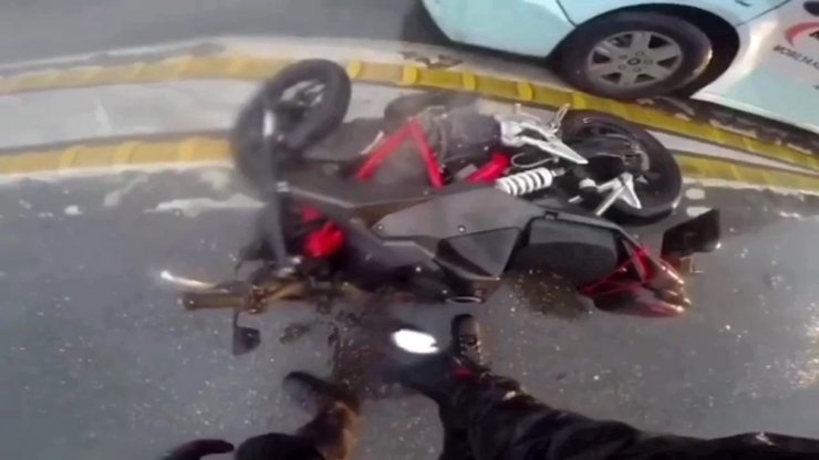 İstanbul’da motosikletlilerin ölümden döndüğü kazalar kamerada