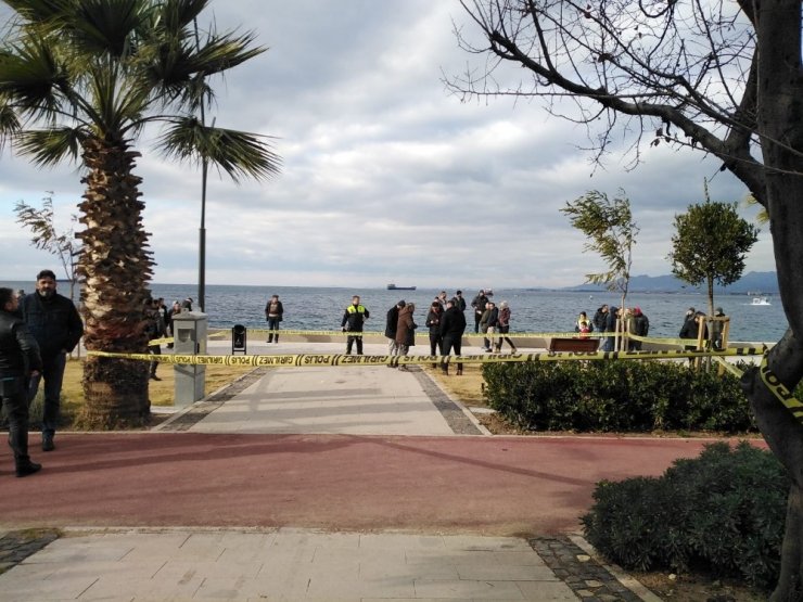 Parkta eşini vurdu, başında bekledi