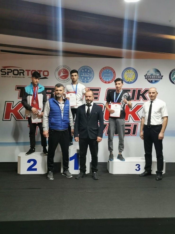 Kickboks’ta şampiyon oldular