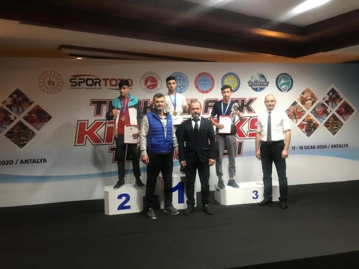 Kickboks’ta şampiyon oldular