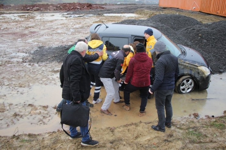 İzmit’te kontrolden çıkan otomobil şarampole devrildi: 1 yaralı